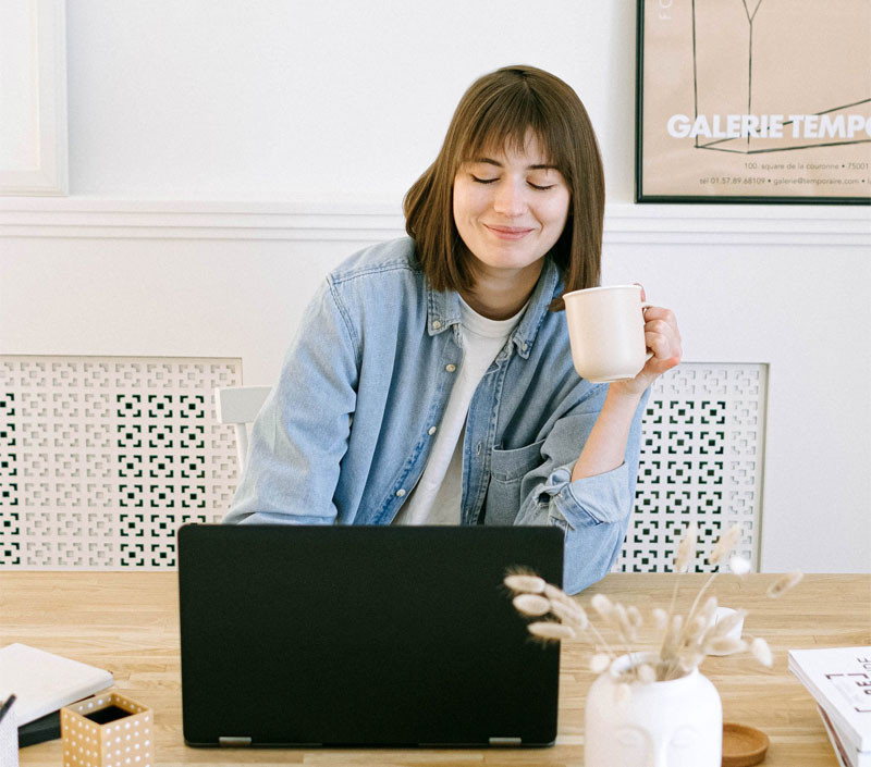 femme qui travaille à l'ordinateur