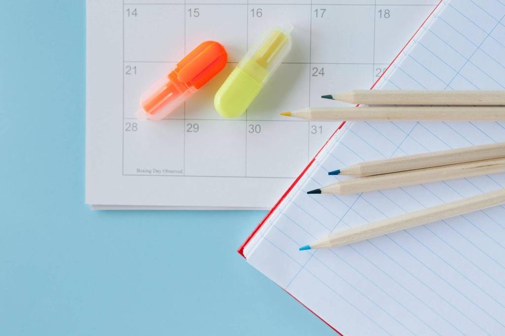 Feuille avec stylos pour noter les jours de la semaine
