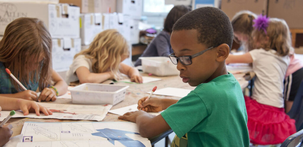 Enfant dans le Kindergarten écrit