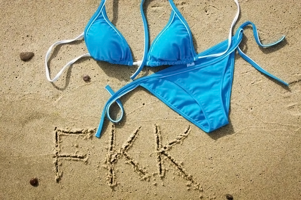 La FKK implique de se mettre à nu, même un bikini est de trop.