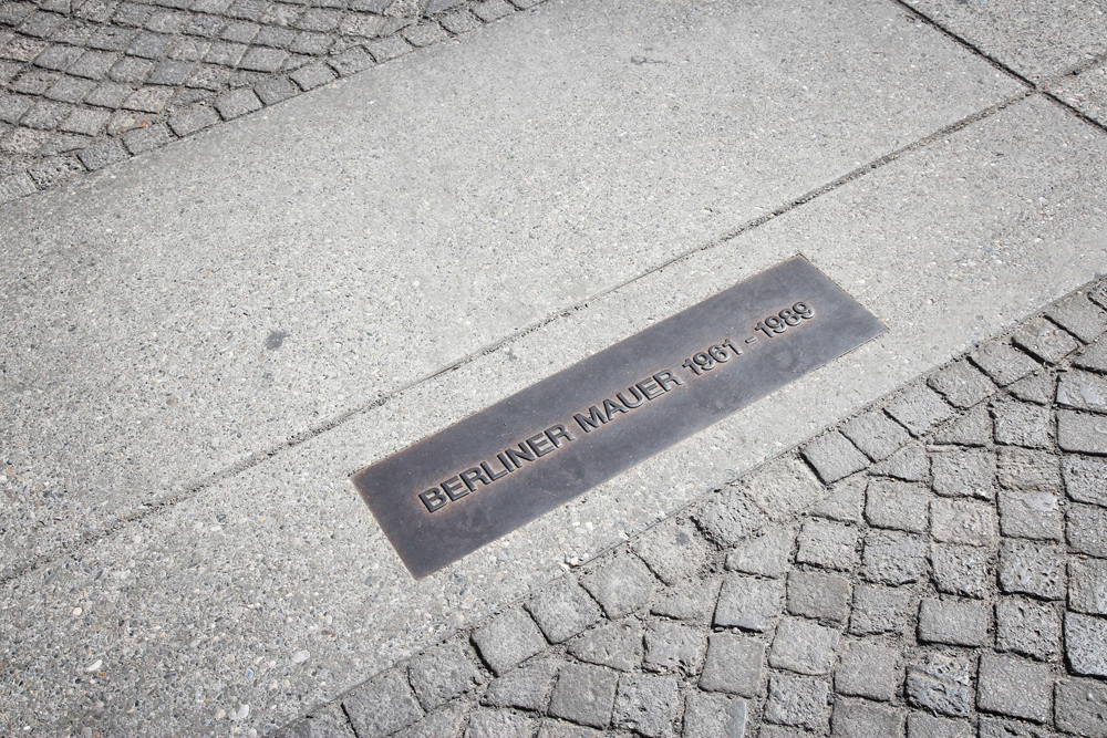 Marque de l'ancienne frontière du Mur de Berlin