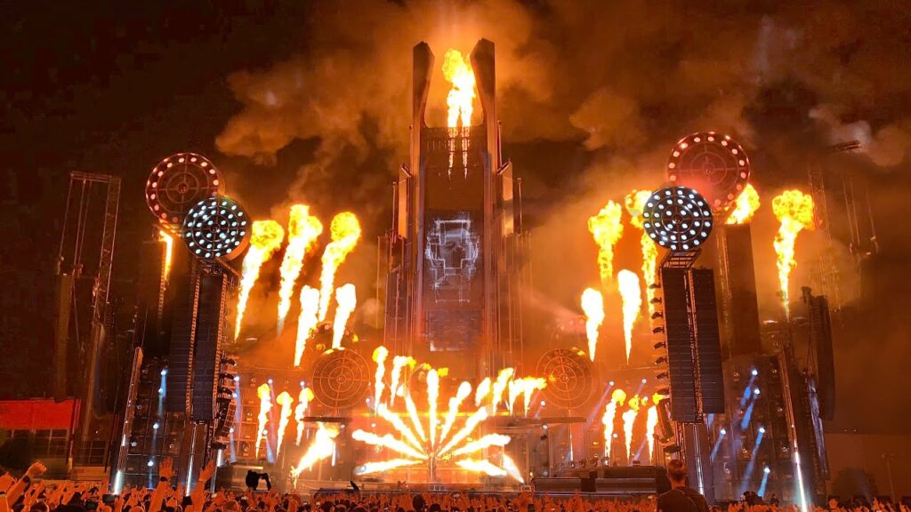 Rammstein est reconnu, entre autres, pour son spectacle pyrotechnique lors des concerts.